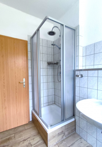 "Ruhige 2-Zimmer-Wohnung im Erdgeschoss mit Dusche und optionalen Stellplatz!"